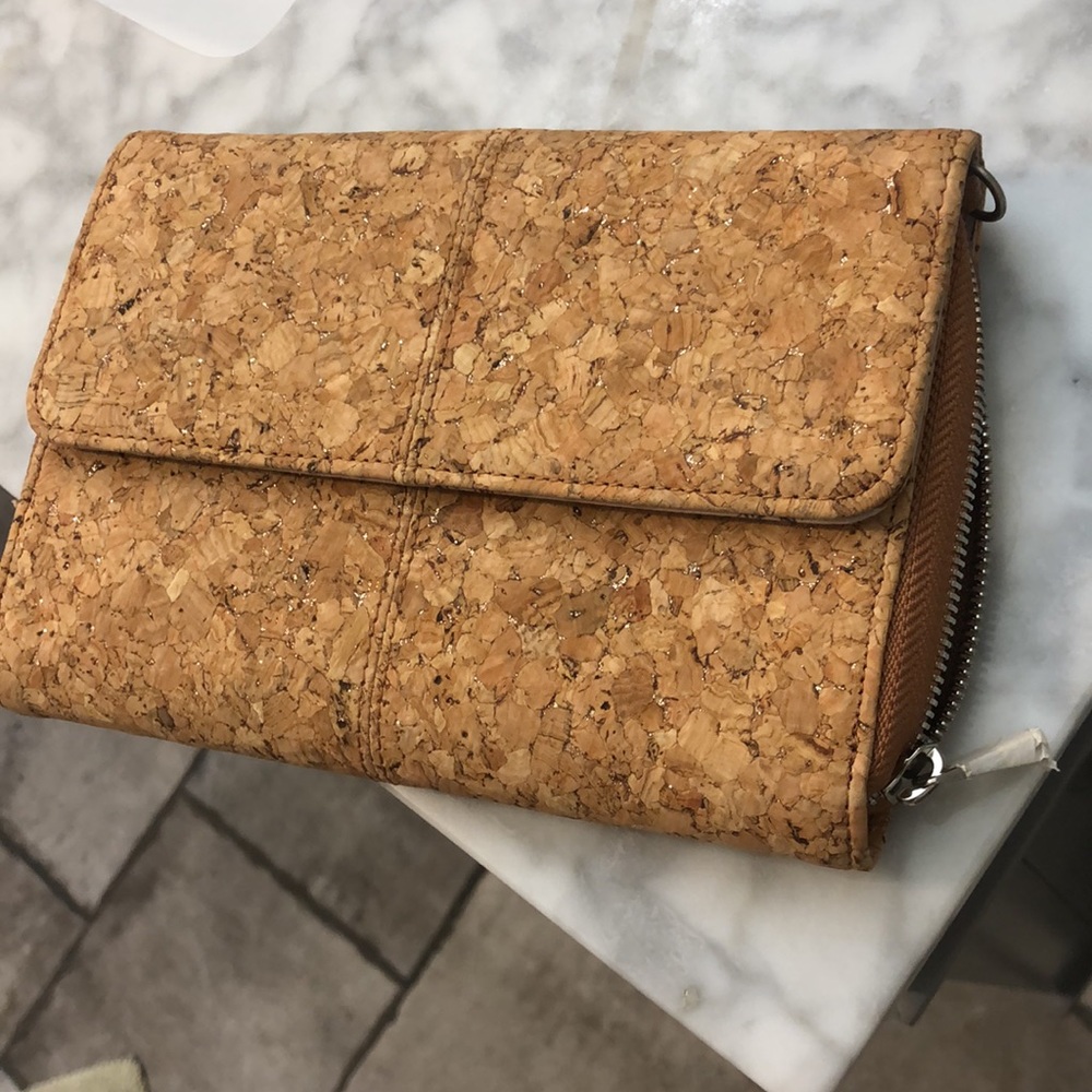 Thirty-One Jewell cork clutch w/ detachable and adjustable crossbody strap